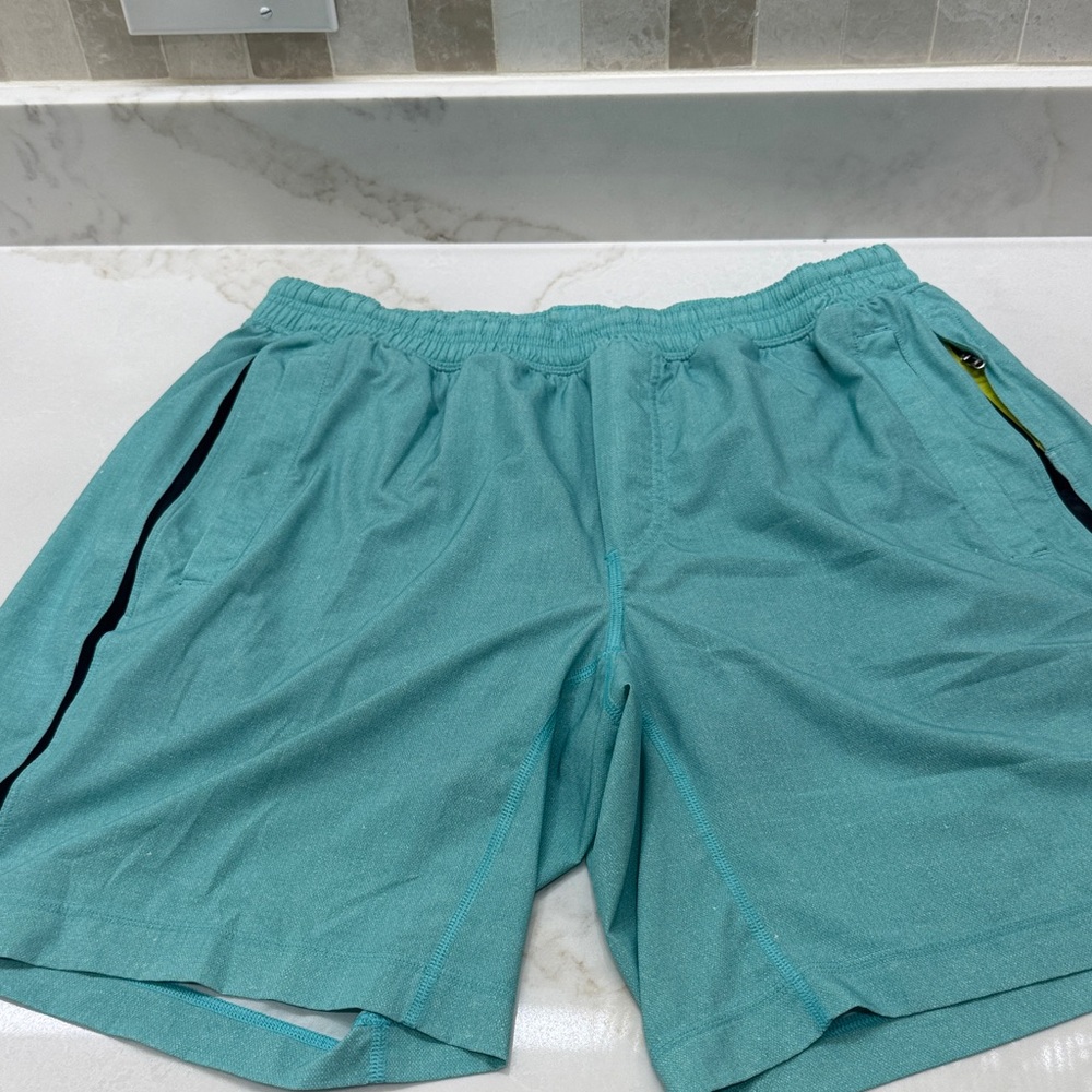 Men’s Lululemon shorts, XL, Lined, Good Condition 
Zipper pocket
9 inch inseam